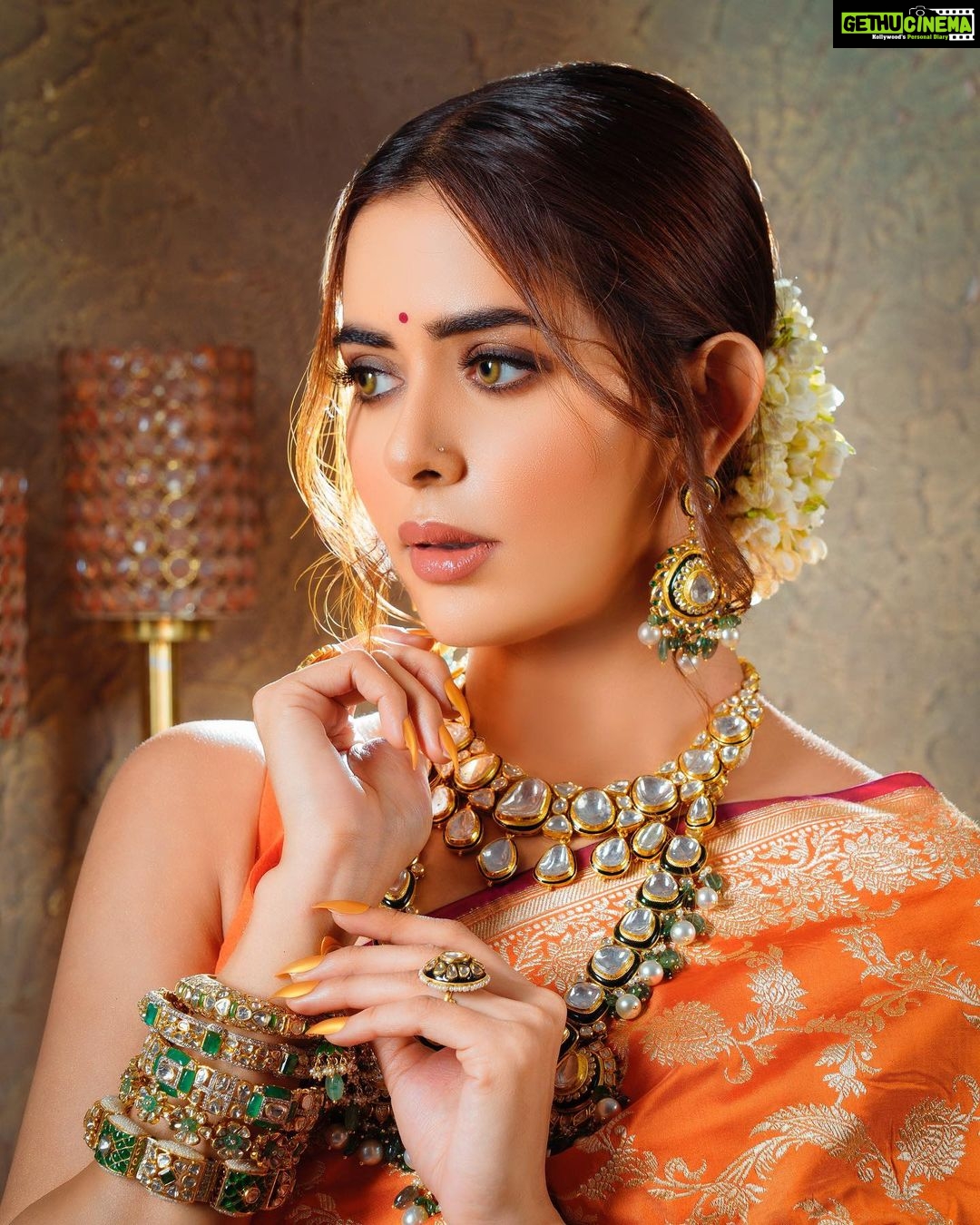 Sana Sayyad Instagram - NAVRATRI:- DAY 7 featuring @sana_sayyad29 as the Modern Indian Goddess where she represents the color ORANGE 🧡 . Shoot Concept & Designed By:- @nehaadhvikmahajan @bridalsbynam . 💄MUA , Hair & Styling :- @nehaadhvikmahajan . 🥻Saree :- @kankatala_ . 💍Jewelery :- @pooja_diamond . 🎥:- @abhay_r_kirti . Makeup :- @maybelline . Managed By :- @allboutcommunication . #sanasayyad #makeup #ootd #nehaadhvikmahajan #makeupbyme💄 #nammakeovers #bride #to #be #bridal #look #bridalmakeupartist #destinationweddingmakeupartist #weddingmakeup #hair #hairstyling #nammakeovers #bollywood #television #makeupartist #mumbai #traveller #all #over #the #globe