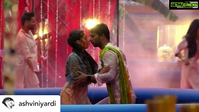 Sana Sayyad Instagram - Main tere saamne , tu mere saamne β€οΈπ¨ My favourite sequence shot by my favourite team πΉ @shashank429 @abhishek28dop Posted @withregram β’ @ashviniyardi Posted @withregram β’ @colorstv Sejal aur Yohan ke beech badh rahi hai nazdeekiyan, kya poori hone waali hai yeh spy ki love story? π Dekhiye #SpyBahu, every Mon-Fri raat 9 baje, sirf #Colors par and anytime on @voot. @sehban_azim @sana_sayyad29
