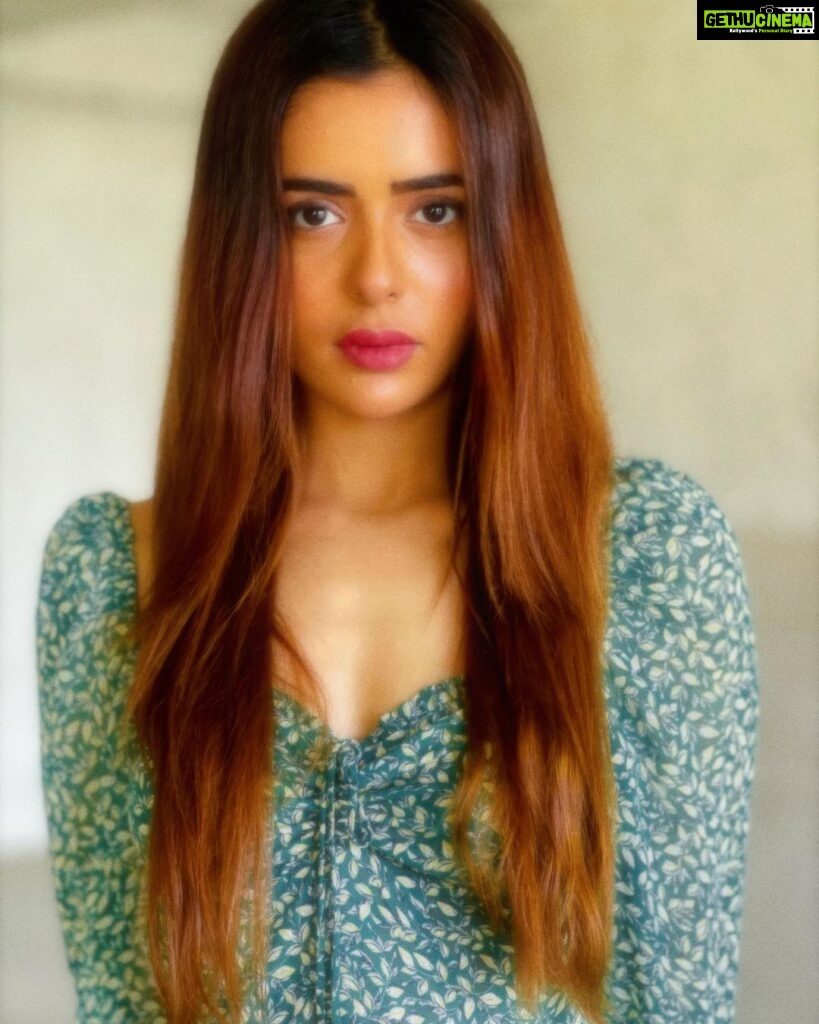 Sana Sayyad Instagram - Ah summer ! What power it has to make us suffer and like it 🌝💛