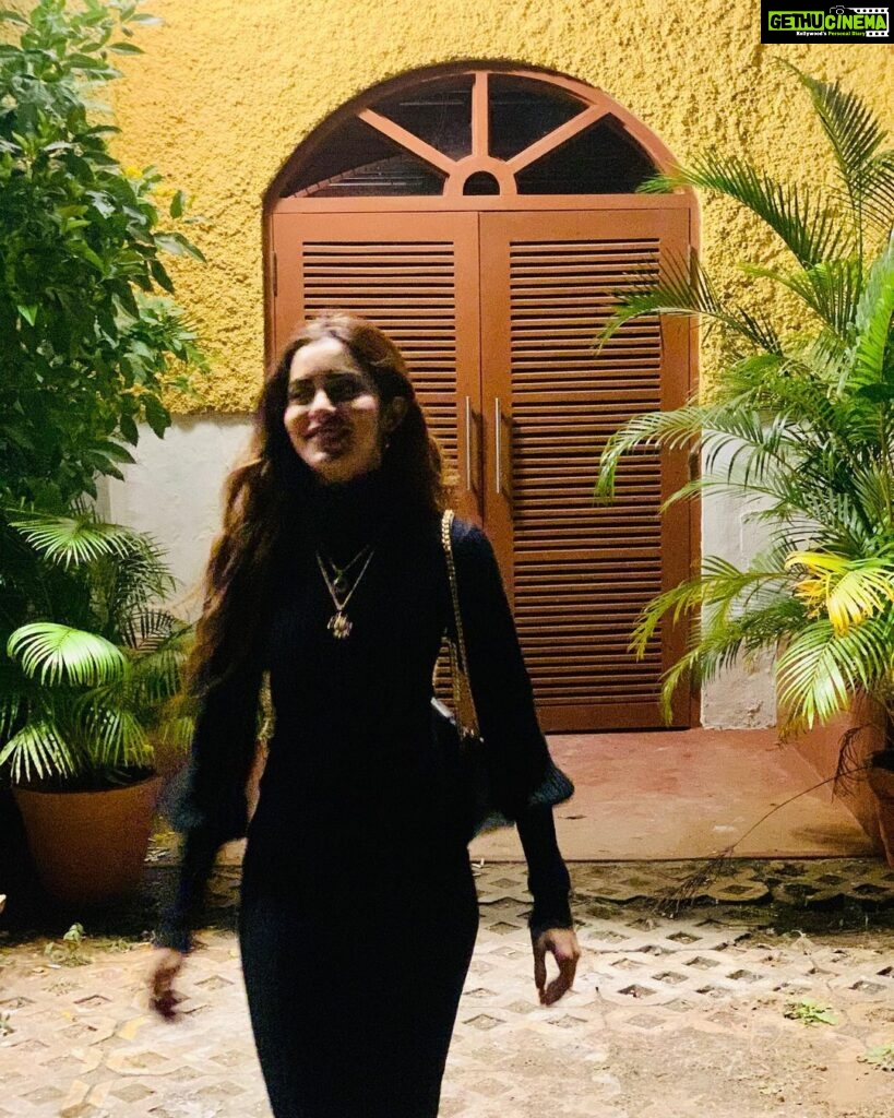 Sana Sayyad Instagram - Everything’s blurry but the feelings are real 😁