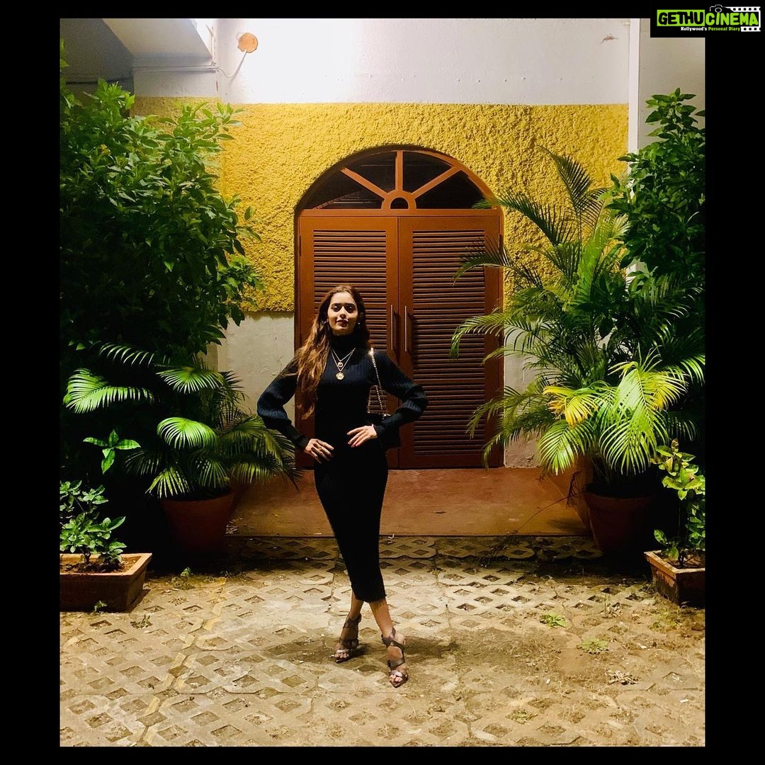 Sana Sayyad Instagram - She acts like summer and walks like rain ☔️