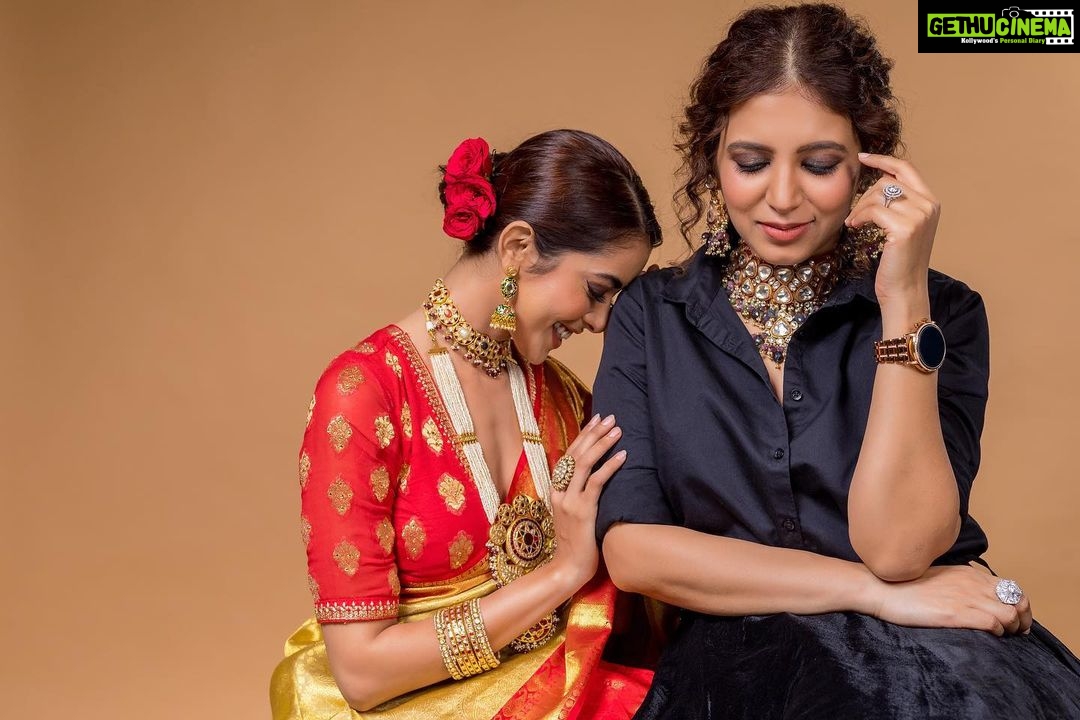Sana Sayyad Instagram - Bling friends forever 💫 CONCEPTUALISED BY :- @nehaadhvikmahajan #nammakeovers . 💄MUA, HAIR & STYLING:- @nehaadhvikmahajan . MAGAZINE:- @wedlookmagazine . . MAKEUP BRAND :- @forever52india . OUTFIT:- @neerusindia. . JEWELLERY:- @shriparamanijewels . PHOTOGRAPHY:- @omkar.kocharekar . VIDEOGRAPHER:- @ashish_sawant_