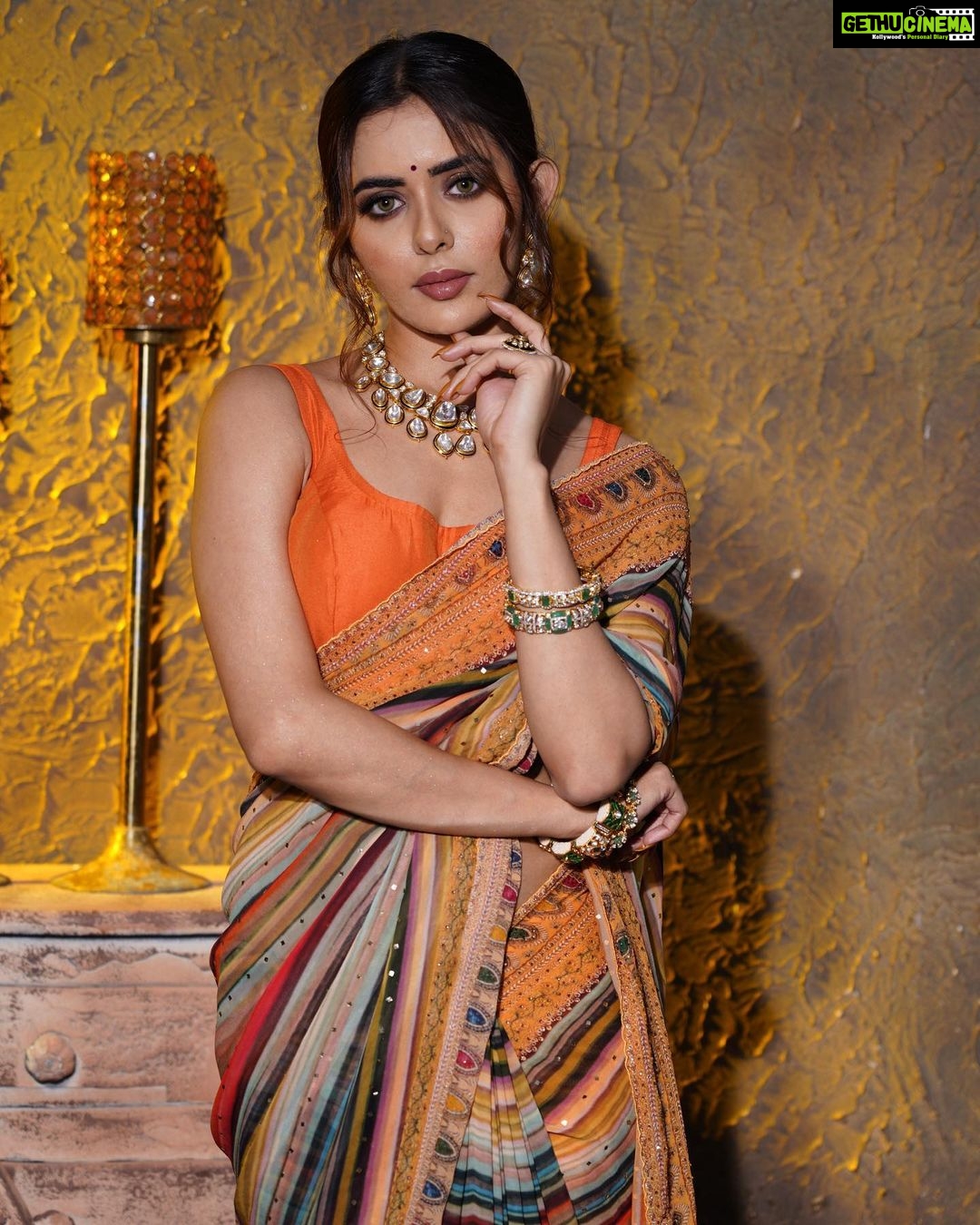 Sana Sayyad Instagram - आप सभी को दीपवाली की शुभ कमनाएँ। स्टे सेफ ❤️ Wearing @neerusindia Mua @nehaadhvikmahajan Jewellery @pooja_diamond 📸 @abhay_r_kirti