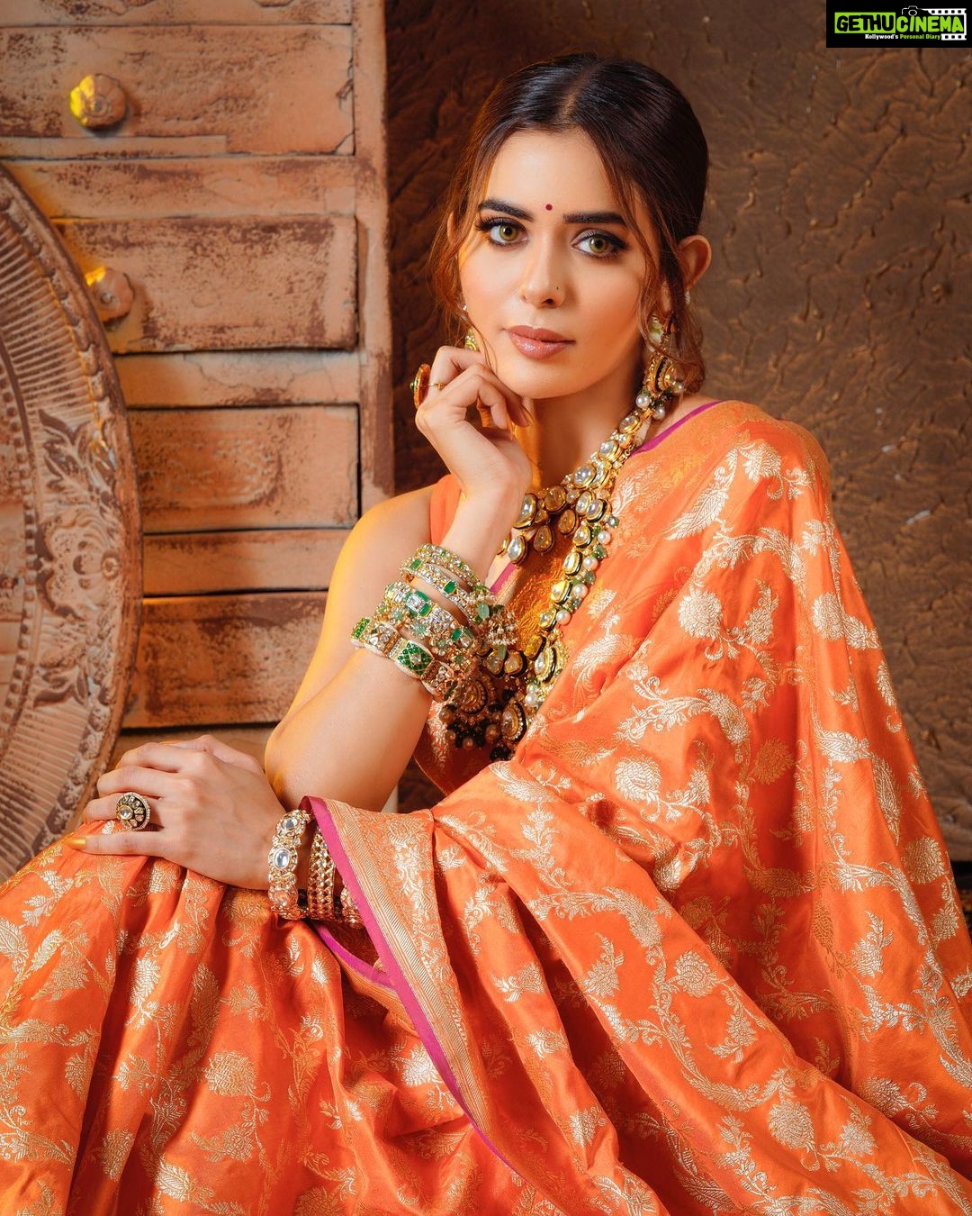 Sana Sayyad Instagram - NAVRATRI:- DAY 7 featuring @sana_sayyad29 as the Modern Indian Goddess where she represents the color ORANGE 🧡 . Shoot Concept & Designed By:- @nehaadhvikmahajan @bridalsbynam . 💄MUA , Hair & Styling :- @nehaadhvikmahajan . 🥻Saree :- @kankatala_ . 💍Jewelery :- @pooja_diamond . 🎥:- @abhay_r_kirti . Makeup :- @maybelline . Managed By :- @allboutcommunication . #sanasayyad #makeup #ootd #nehaadhvikmahajan #makeupbyme💄 #nammakeovers #bride #to #be #bridal #look #bridalmakeupartist #destinationweddingmakeupartist #weddingmakeup #hair #hairstyling #nammakeovers #bollywood #television #makeupartist #mumbai #traveller #all #over #the #globe