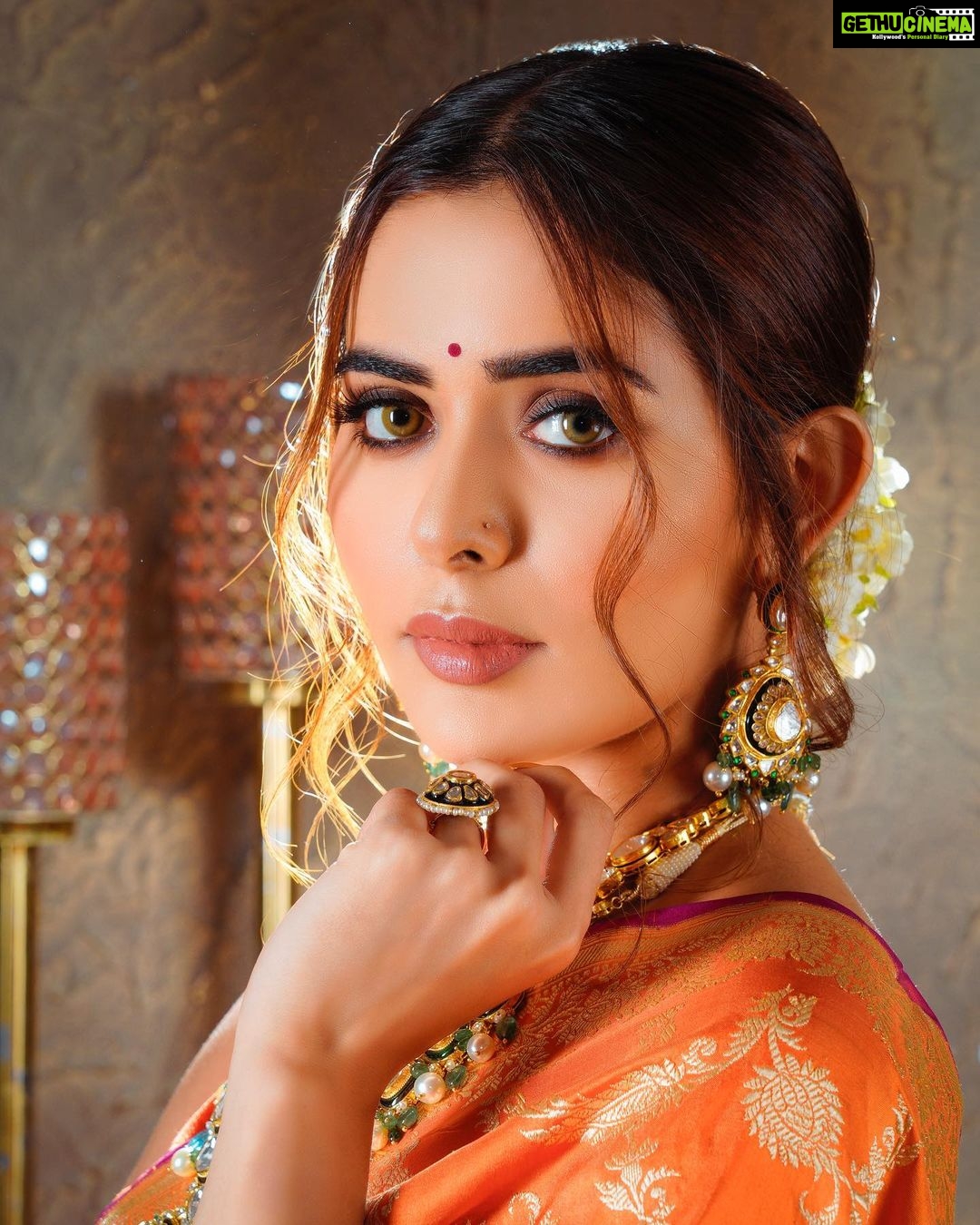 Sana Sayyad Instagram - NAVRATRI:- DAY 7 featuring @sana_sayyad29 as the Modern Indian Goddess where she represents the color ORANGE 🧡 . Shoot Concept & Designed By:- @nehaadhvikmahajan @bridalsbynam . 💄MUA , Hair & Styling :- @nehaadhvikmahajan . 🥻Saree :- @kankatala_ . 💍Jewelery :- @pooja_diamond . 🎥:- @abhay_r_kirti . Makeup :- @maybelline . Managed By :- @allboutcommunication . #sanasayyad #makeup #ootd #nehaadhvikmahajan #makeupbyme💄 #nammakeovers #bride #to #be #bridal #look #bridalmakeupartist #destinationweddingmakeupartist #weddingmakeup #hair #hairstyling #nammakeovers #bollywood #television #makeupartist #mumbai #traveller #all #over #the #globe