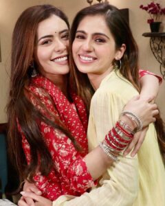 Sana Sayyad Instagram - Reel doctor turns Real 👩🏻‍⚕️🤓 So kind of you to show concern for my tiny little injury 🤗 Welcome to KB family! 😬 @sana_sayyad29 #PalVeer #RajVeer #Palki #ComingUp #KundaliBhagya #Smile #OnSet #HappyPlace #ParasKalnawat #SanaSayyad Film City