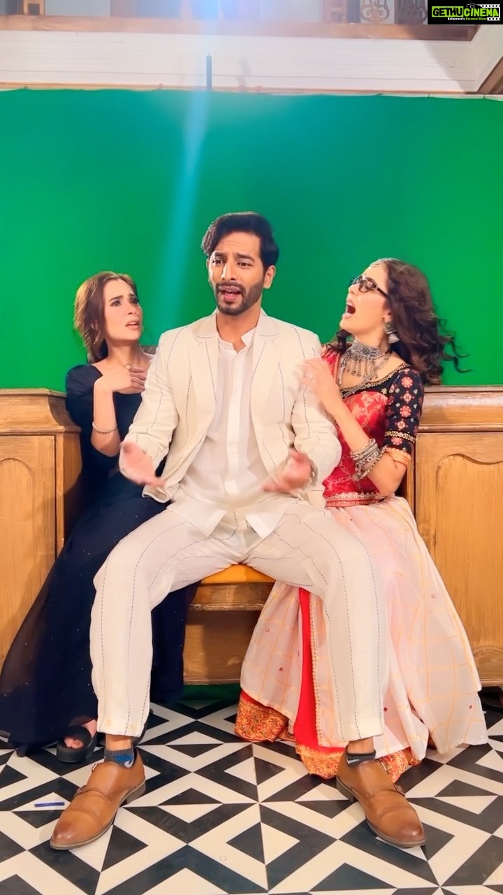 Sana Sayyad Instagram - Jagah kahan hai ???? #spybahu #bts #sanasayyad #sehbanazim #sarakhan #finallywemadeit 😁😁😍😍😍 Mumbai, Maharashtra