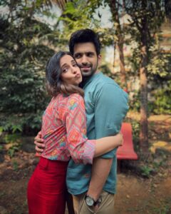 Sanaya Irani Instagram - Shot for something super cute with this mad one ❤️ Always a good time Sayaana!!! 👻🤗 Stay tuned :)