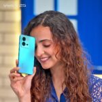 Sanaya Irani Instagram – Two colors. One phone. 
#vivoV25 comes with the Color-Changing Fluorite AG Glass Design. 
I am excited to try my hands on this Magical Phone designed by @vivo_india . 
Go and get yours today.