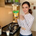 Sanaya Irani Instagram - A healthy lifestyle involves a mix of both workout and balanced diet. Haldi milk is my go to drink right after my morning yoga workout. For that I only prefer @tata.sampann Haldi. It has all its natural oils intact providing me the nourishment to kickstart my day on a healthy note. #Naturaloils #TataSampann #PlantBased #IndianThali #NatureIntended #collaboration