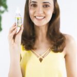 Sanaya Irani Instagram - Say YES to the Bright Complete Vitamin C serum & BYE to dullness & dark spots! 🍋💛 It is enriched with 30X* vitamin C that helps reduce dullness, dark spots and gives you spot-less* bright skin in just 3 days*, how AWESOME is that? Try it for yourself and I know you won't regret😉 @garnierindia @mynykaa #Garnier #BrightComplete #VitaminC #Serum #GarnierSerum #AD #Dullness #Darkspots