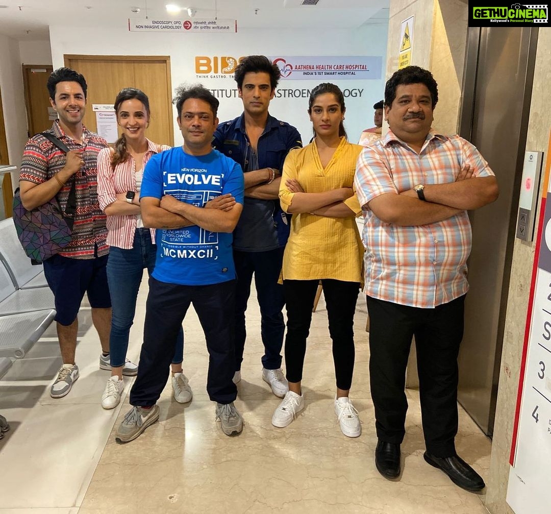 Sanaya Irani Instagram - Shoot mode on 😊. Also @ankushhbhatt @mohitmalik1113 @nehakhanofficial @amitabh_ghanekar why so serious?@thekesheffect I love our smiley faces 😀😀. @thisishowweding @voot #cybervaar.