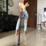 Sanaya Irani Instagram - Happy home 🏡 = Happy me 😁 Busy schedule,busy life makes it tough for us to keep our house clean. Then comes the savior the new #dysonv12 detect slim with the new laser technology. Swipe right to seee how it helped me keep my and my house happy. @dyson_india #DysonIndia #DysonHome #gifted