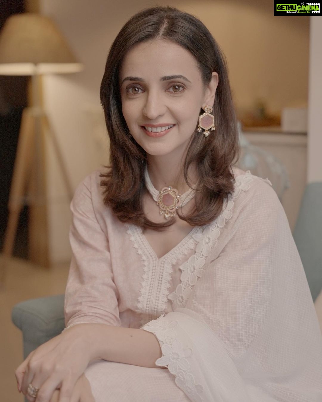 Sanaya Irani Instagram - Eid Mubarak 🌙. Love, happiness and prosperity to all.