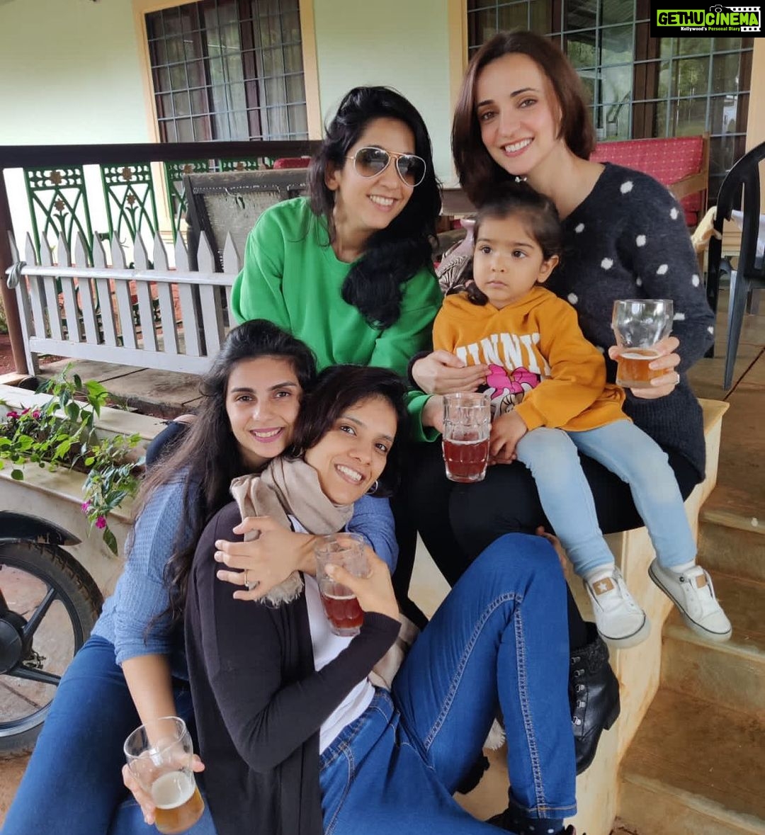 Sanaya Irani Instagram - My Girls ❤️❤️❤️. @sakshi0801 @zeeniawadia #pashmeen #sifuuuu. @iridhidogra you were missed 😘😘