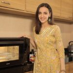 Sanaya Irani Instagram - This time of the year is my absolute favorite! There are lights all around, everyone’s in that festive mood and of course, how can we forget all the mouth-watering dishes!! Isn’t this just the best time? To make it more special, I use Havells OTG, which offers nine pre-set options and is perfect for making all kinds of dishes. So, I can make all possible festive-food recipes without any worries! Check it out, yáll! @havells__india #ad