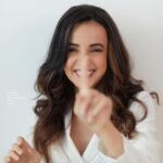 Sanaya Irani Instagram - Hi there 1st of November…. I have been waiting for you 😃😃. My November mood be like 😄😄😄. #candidphotography Clicked by @ayushdas Make up @malcolm_m_fernandes Hair @shab_qureshi786 Stylist @nakhrevakhre Asst stylist @fusionandfashion07