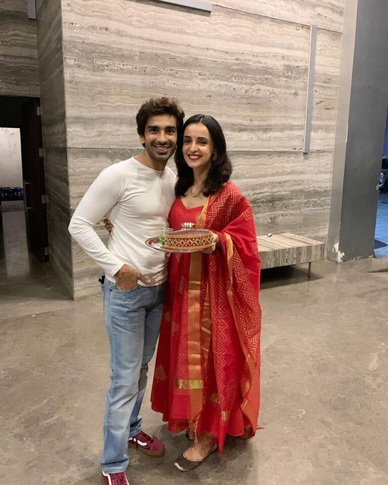 Sanaya Irani Instagram - And it was a very Happy Karwachauth. Hope all you wonderful ladies had a good one 😊😊. @itsmohitsehgal