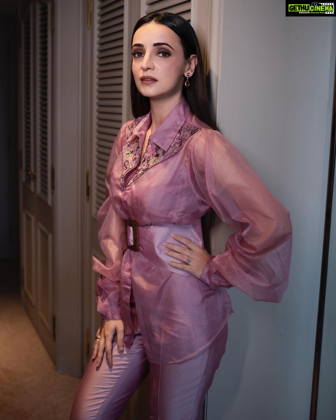 Sanaya Irani Instagram - Ready steady and go for #byinviteonlys2 today at 7:30 pm on YouTube and on Zoom. Don’t forget to watch 😊. Clicked by @ravii_dixit Wearing @dheeru.taneja Make up @malcolm_m_fernandes Hair @shab_qureshi786