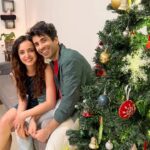 Sanaya Irani Instagram - Merry Christmas everyone 🎄🎄. Following the yearly tradition with love, laughter,food, secret Santa and this time round Santa came home. @iakshaydogra @hegdeg you guys were the cutest Santa’s ever ❤️❤️. @sakshi0801 we missed you sooo much. @barunsobti_says @iridhidogra @zeeniawadia @aabhaasmehta @kaurdalljiet.