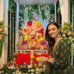 Sanaya Irani Instagram - Ganpati Bappa Morya 🙏🙏. Thank you all for the wonderful Darshan, the warm welcome and delicious food ❤️. @mahajankinshuk17 @divyakmahajan @ek_ek_ekoo @nehaswamibijlani @arjunbijlani .