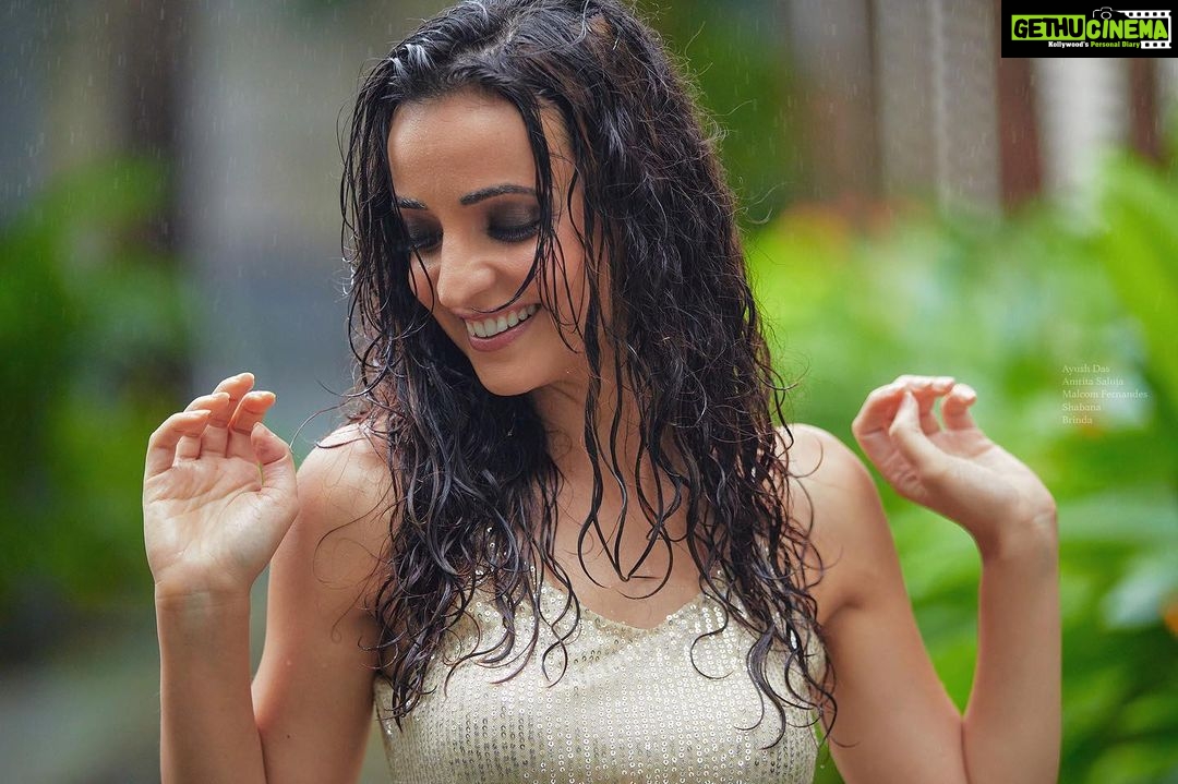 Sanaya Irani Instagram - #justsmile Clicked by @ayushdas Make up @malcolm_m_fernandes Hair @shab_qureshi786 Stylist @nakhrevakhre Asst stylist @fusionandfashion07