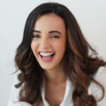 Sanaya Irani Instagram - Hi there 1st of November…. I have been waiting for you 😃😃. My November mood be like 😄😄😄. #candidphotography Clicked by @ayushdas Make up @malcolm_m_fernandes Hair @shab_qureshi786 Stylist @nakhrevakhre Asst stylist @fusionandfashion07