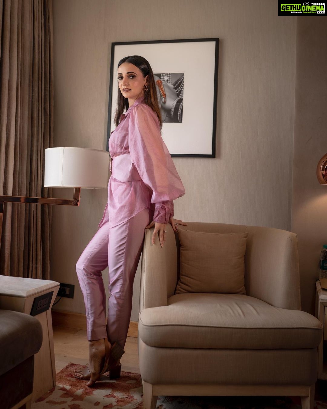 Sanaya Irani Instagram - Ready steady and go for #byinviteonlys2 today at 7:30 pm on YouTube and on Zoom. Don’t forget to watch 😊. Clicked by @ravii_dixit Wearing @dheeru.taneja Make up @malcolm_m_fernandes Hair @shab_qureshi786