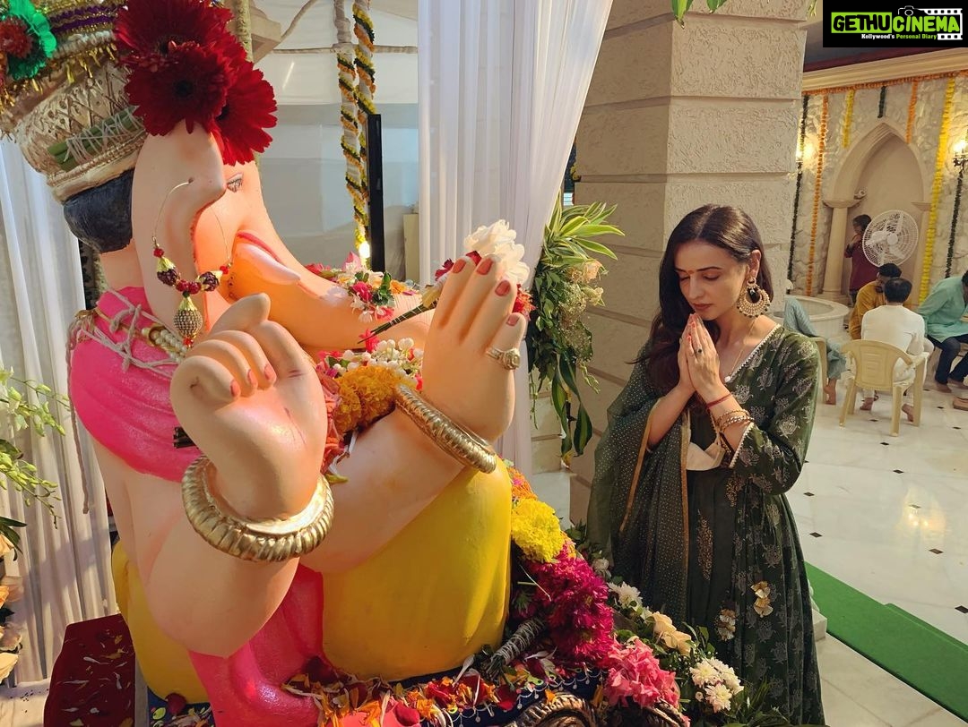 Sanaya Irani Instagram - Ganpati Bappa Morya 🙏🙏. Thank you all for the wonderful Darshan, the warm welcome and delicious food ❤️. @mahajankinshuk17 @divyakmahajan @ek_ek_ekoo @nehaswamibijlani @arjunbijlani .