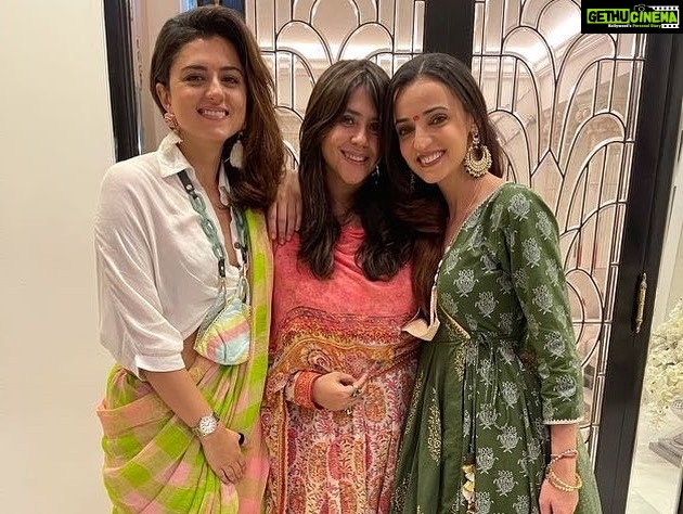 Sanaya Irani Instagram - Ganpati Bappa Morya 🙏🙏. Thank you all for the wonderful Darshan, the warm welcome and delicious food ❤️. @mahajankinshuk17 @divyakmahajan @ek_ek_ekoo @nehaswamibijlani @arjunbijlani .
