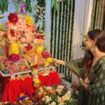 Sanaya Irani Instagram - Ganpati Bappa Morya 🙏🙏. Thank you all for the wonderful Darshan, the warm welcome and delicious food ❤️. @mahajankinshuk17 @divyakmahajan @ek_ek_ekoo @nehaswamibijlani @arjunbijlani .