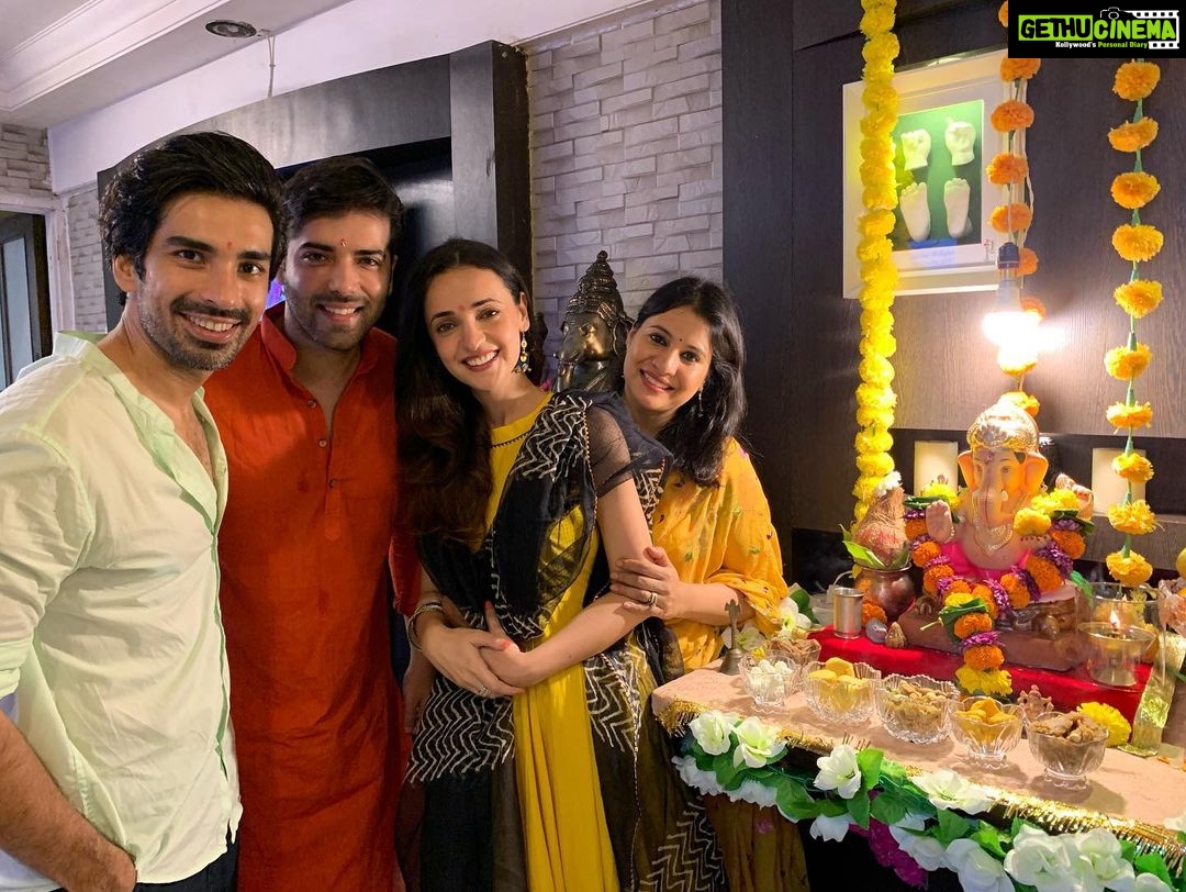 Sanaya Irani Instagram - Ganpati Bappa Morya 🙏🙏. Thank you all for the wonderful Darshan, the warm welcome and delicious food ❤️. @mahajankinshuk17 @divyakmahajan @ek_ek_ekoo @nehaswamibijlani @arjunbijlani .