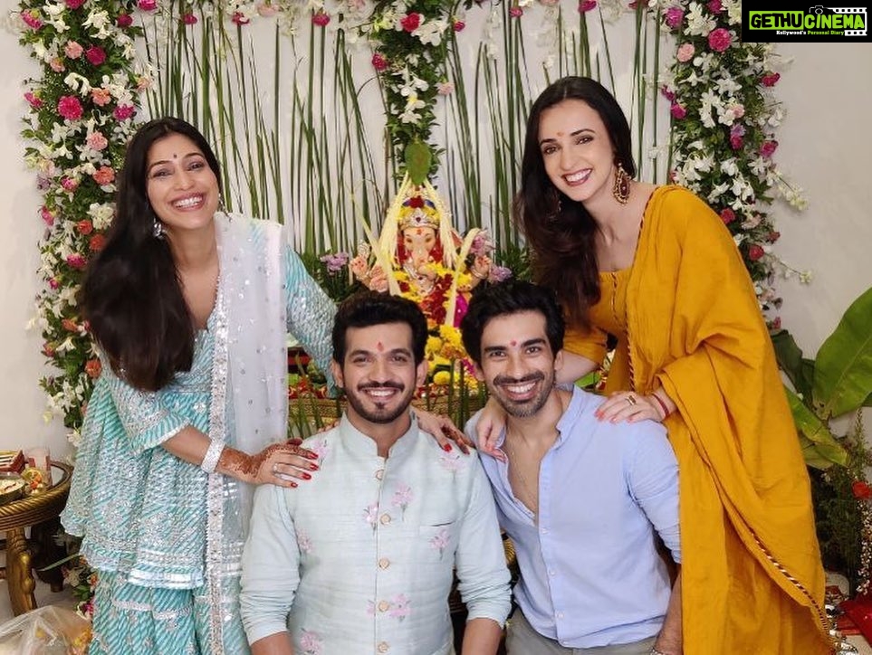 Sanaya Irani Instagram - Ganpati Bappa Morya 🙏🙏. Thank you all for the wonderful Darshan, the warm welcome and delicious food ❤️. @mahajankinshuk17 @divyakmahajan @ek_ek_ekoo @nehaswamibijlani @arjunbijlani .