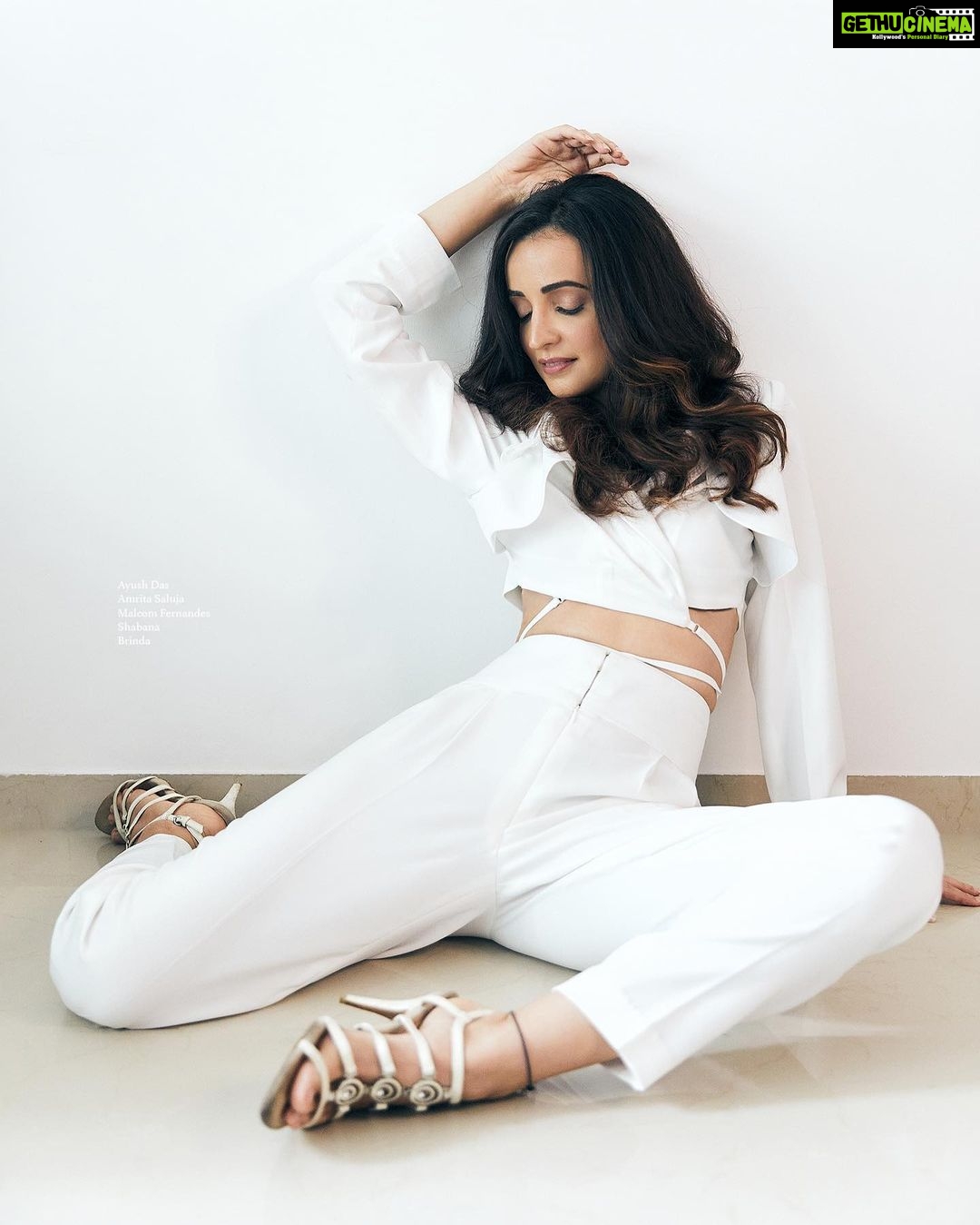 Sanaya Irani Instagram - Clicked by @ayushdas Make up @malcolm_m_fernandes Hair @shab_qureshi786 Styling @nakhrevakhre Asst stylist @fusionandfashion07 Outfit @white_by_dinaaz