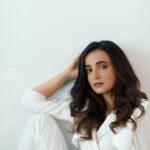 Sanaya Irani Instagram - Hello there September 😊😊 Clicked by @ayushdas Make up @malcolm_m_fernandes Hair @shab_qureshi786 Styling @nakhrevakhre Asst stylist @fusionandfashion07 Outfit @white_by_dinaaz
