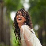 Sanaya Irani Instagram - Just be Happy and a reason will come along 😀😀 #sundaycheer Clicked by @ayushdas Make up @malcolm_m_fernandes Hair @shab_qureshi786 Styling @nakhrevakhre Asst stylist @fusionandfashion07