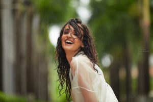 Sanaya Irani Instagram - Just be Happy and a reason will come along 😀😀 #sundaycheer 
Clicked by @ayushdas 
Make up @malcolm_m_fernandes 
Hair @shab_qureshi786 
Styling @nakhrevakhre 
Asst stylist @fusionandfashion07