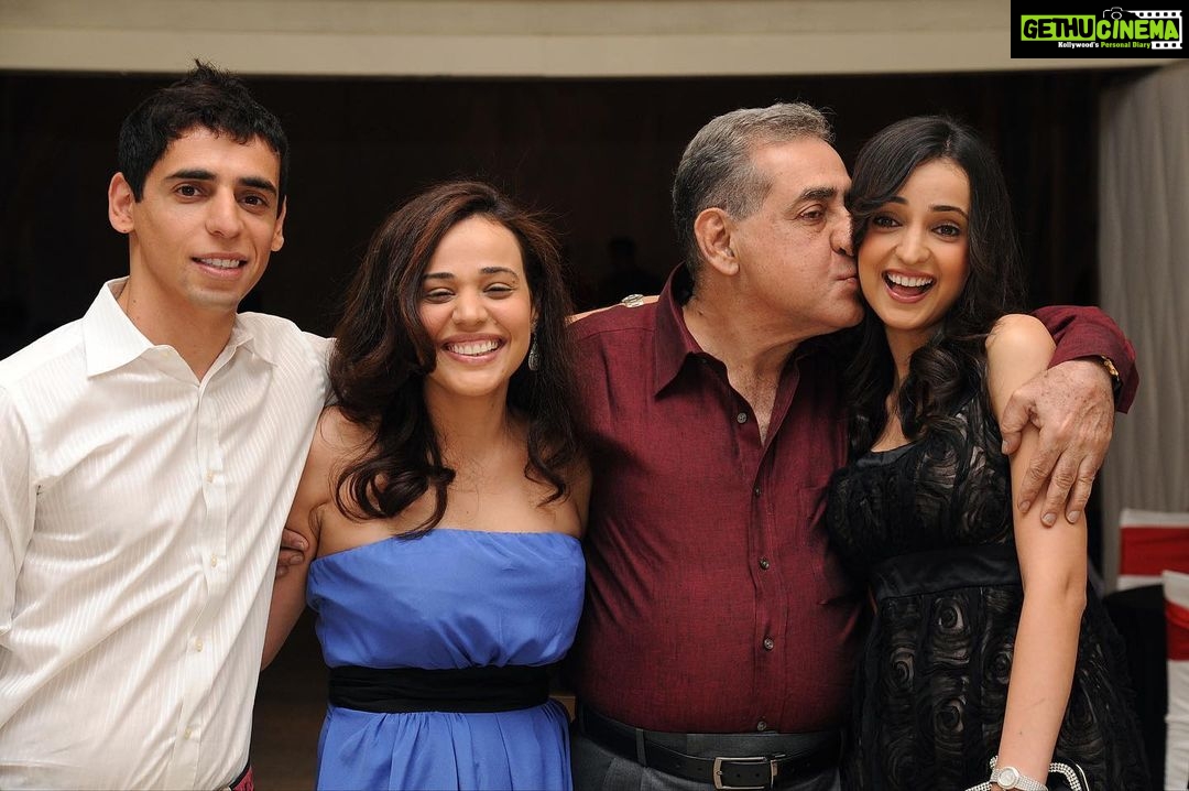 Sanaya Irani Instagram - Always Daddy’s little girl ❤️❤️❤️. Happy Fathers Day to all you wonderful fathers out there 😀😀.