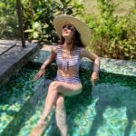 Sanaya Irani Instagram - Expectations Vs Reality. Those few seconds you get to take a picture before Ivaan comes splashing into frame. @iakshaydogra thanks for being my saviour 🤗 and @itsmohitsehgal thanks for the perfect click 😘.#holidaywithkids #lifeisbeautiful . Swimsuit @angel_croshet styling @stylebysaachivj assisted by @b.priyal