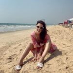 Sanaya Irani Instagram - No bitching only beaching 🏖 🏖. That’s how I roll 😀😀. Slippers @flutter_preeti Kaftan @gopivaiddesigns