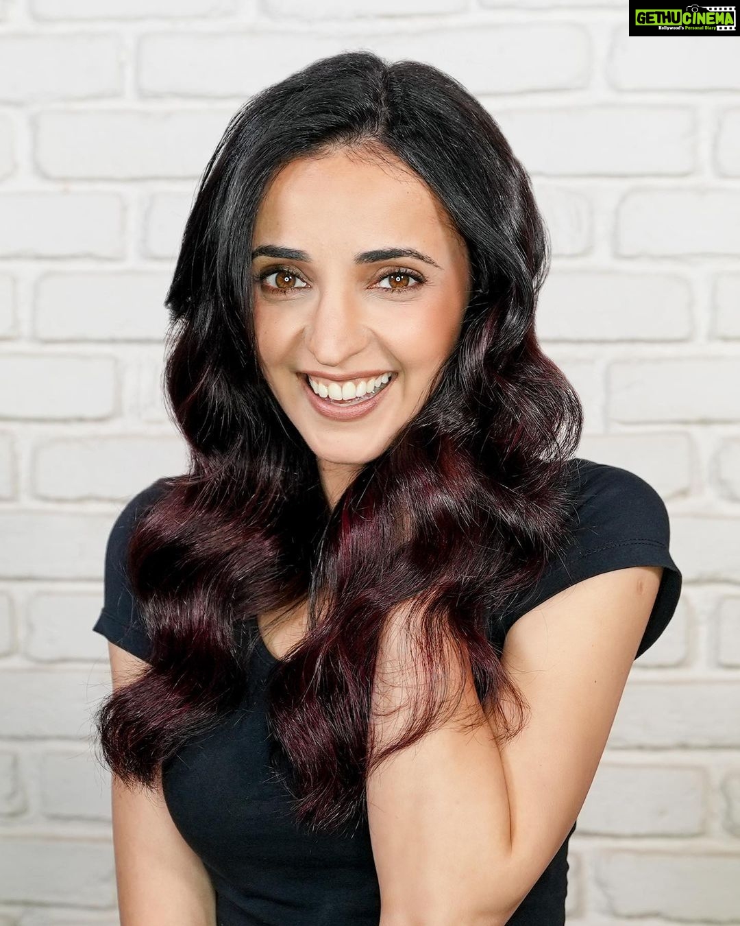 Sanaya Irani Instagram - Red is not just a colour, it’s a state of mind. ☺️ Thankyou @vaishakhi_haria @vipulchudasamaofficial & @shwetasahni.pro for this Red Cherie flaming hot look. I’m in absolute love with my new hair colour and I just can’t stop playing with my hair 💁🏻 If you’re someone who’s looking for a hair transformation too, now is the right time to spice up your look with the latest Red Cherie trend by @lorealpro 😍 #lorealprofindia #redcherie @lorealpro @lorealpro_education_india