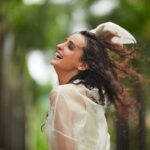 Sanaya Irani Instagram - Just be Happy and a reason will come along 😀😀 #sundaycheer Clicked by @ayushdas Make up @malcolm_m_fernandes Hair @shab_qureshi786 Styling @nakhrevakhre Asst stylist @fusionandfashion07