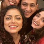 Sanaya Irani Instagram - Total eclipse of our ❤️❤️❤️ Diwali Special thanks to @alok_kamat for always supporting and being part of our madness. @kinnikamat wishing @dhamidrashti was not wearing @saakshakinni . @khemkaniraj still recovering from the karva chauth reel and refusing to be a part of this masterpiece 😂. Videographer @itsmohitsehgal