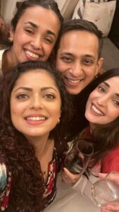 Sanaya Irani Instagram - Total eclipse of our ❤️❤️❤️ Diwali Special thanks to @alok_kamat for always supporting and being part of our madness. @kinnikamat wishing @dhamidrashti was not wearing @saakshakinni . @khemkaniraj still recovering from the karva chauth reel and refusing to be a part of this masterpiece 😂. Videographer @itsmohitsehgal