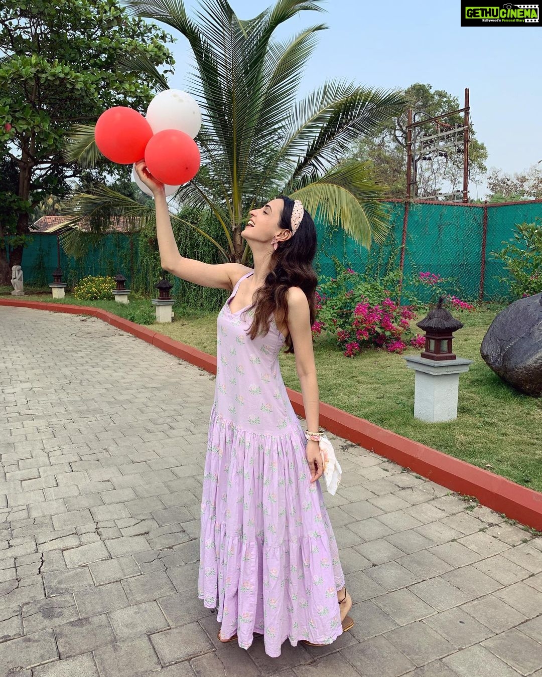 Sanaya Irani Instagram - Mary Poppins feels minus the umbrella ☂😃😃.