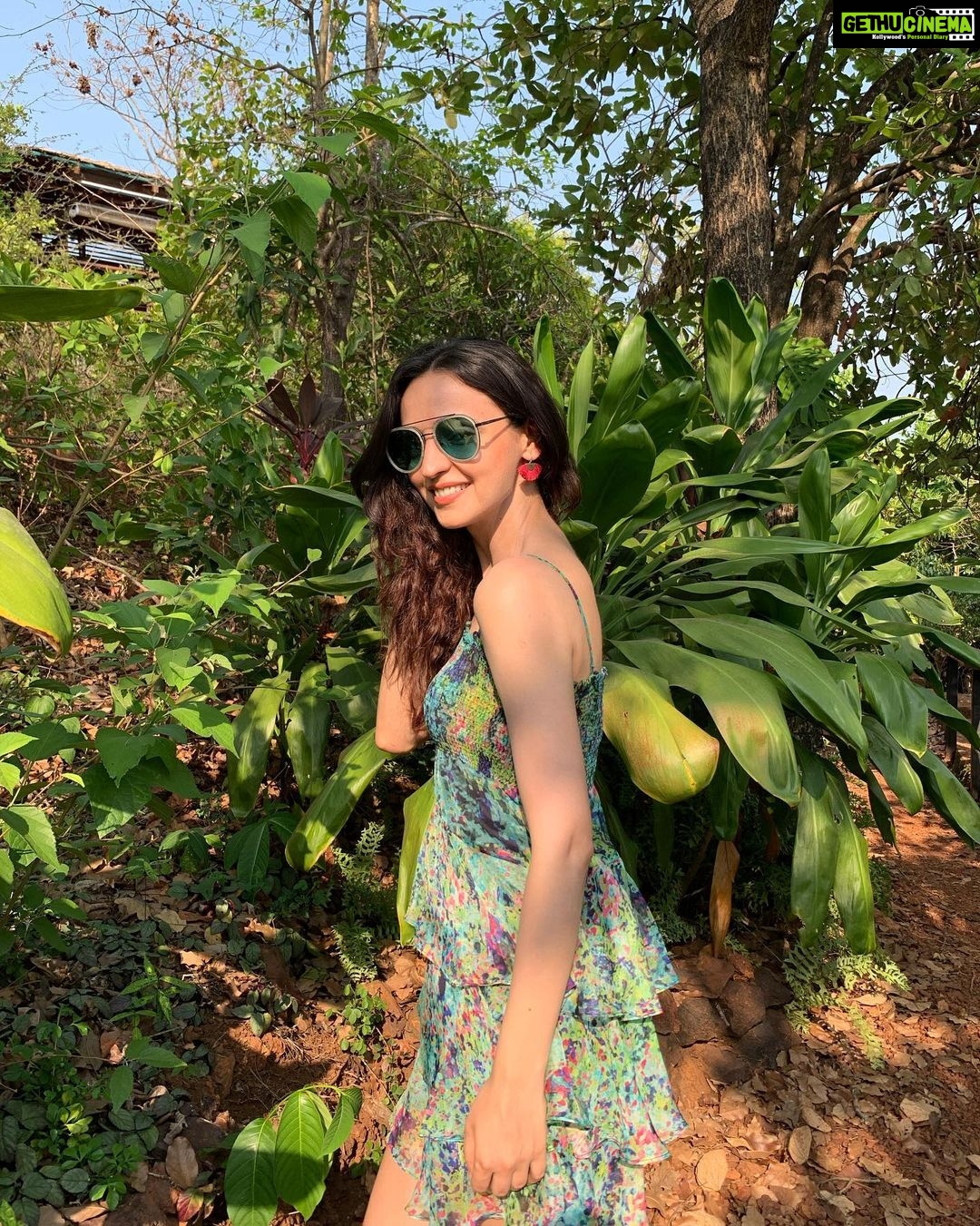 Sanaya Irani Instagram - A walk in the nature walks the soul back home 🌳 🌳❤️❤️. @caboserai I miss the green.