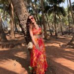 Sanaya Irani Instagram - When @itsmohitsehgal insists on taking my pictures when it is 38 degrees outside, because he wanted to play with shadows. Good job baby I love the pics 😍😍. Outfit @laglitsbychhavi @dinky_nirh