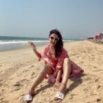 Sanaya Irani Instagram - No bitching only beaching 🏖 🏖. That’s how I roll 😀😀. Slippers @flutter_preeti Kaftan @gopivaiddesigns