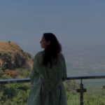 Sanaya Irani Instagram - Sneak peek into our short getaway 😍😍 @itsmohitsehgal @vistarooms @mountkusurluxuryliving #orakamshet Use code - SANAYAMOHIT10 to avail 10% off on your bookings with Vista Rooms.