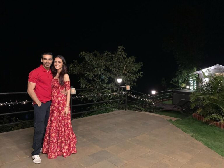 Sanaya Irani Instagram - Happy 5 to us @itsmohitsehgal ❤️❤️. No phones, no WiFi, no social media, only nature, peace and quiet. Just the kinda anniversary we wanted 😃. 25/01/2016 @vistarooms @mountkusurluxuryliving #VistaRooms #OraKamshet #BestStaycation #BestHolidayHome PS: for bookings on Vista Rooms use our code SANAYAMOHIT10 to get special discount of 10%